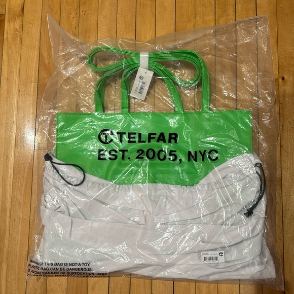 New with tags in Sealed bag Telfar highlighter green - Picture 2 of 4